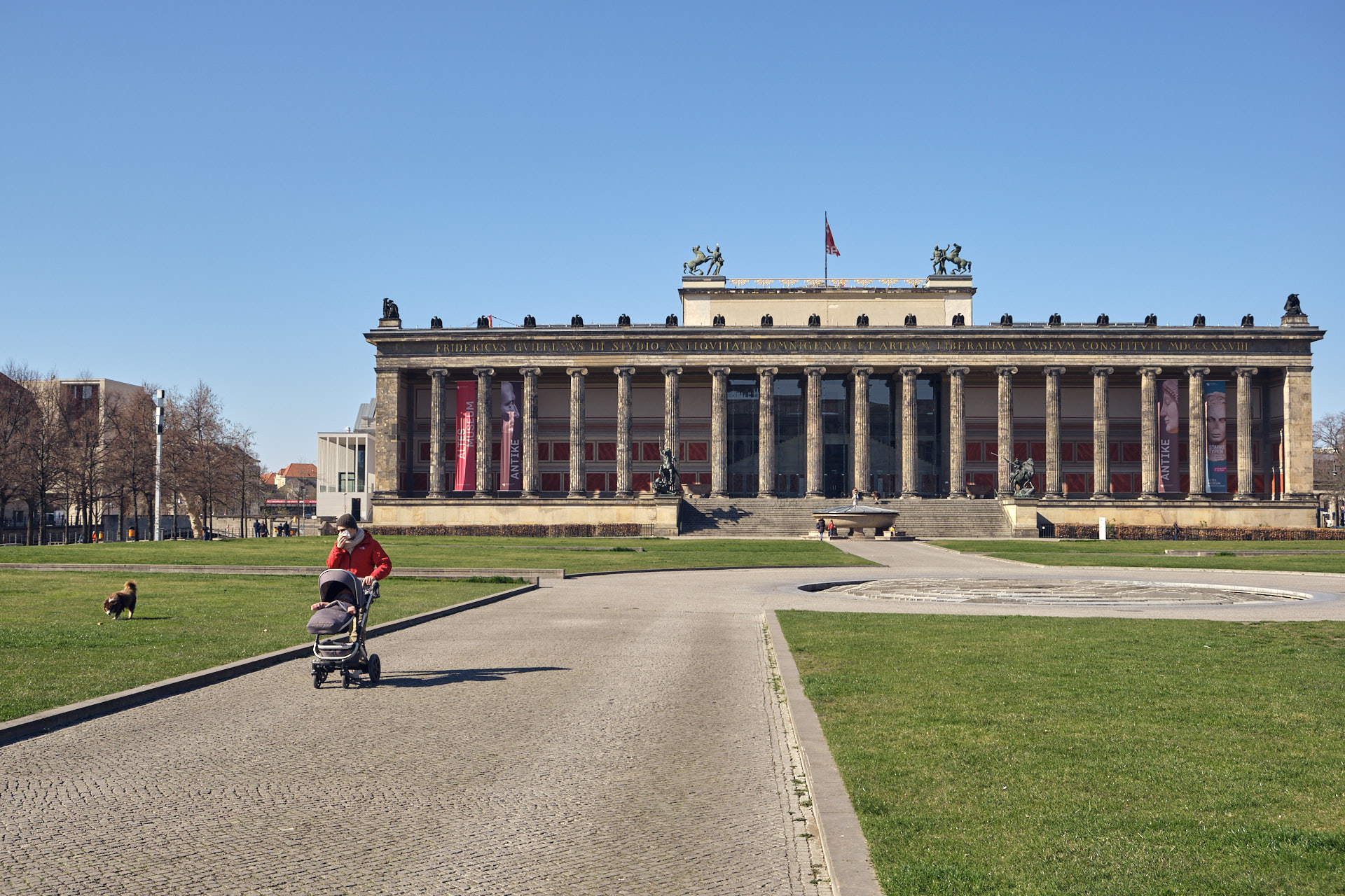 Der im Lockdown menschenleere Lustgarten in Berlin vor dem Alten Museum, März 2020