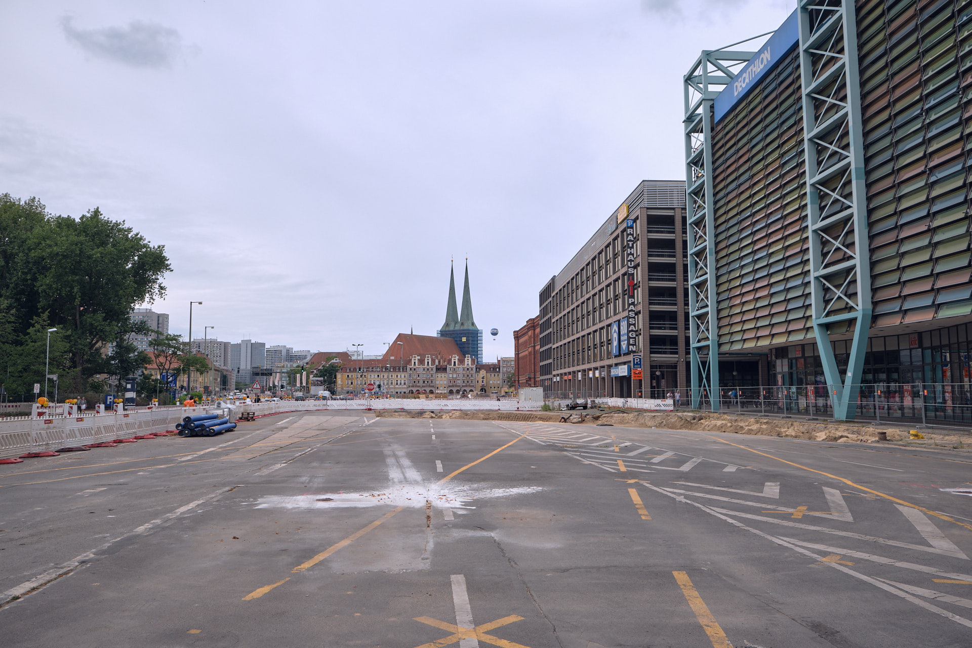 Baustelle in der Berliner Grunerstraße und Molkenmarkt, im Hintergrund die eingerüstete Nikolaikirche