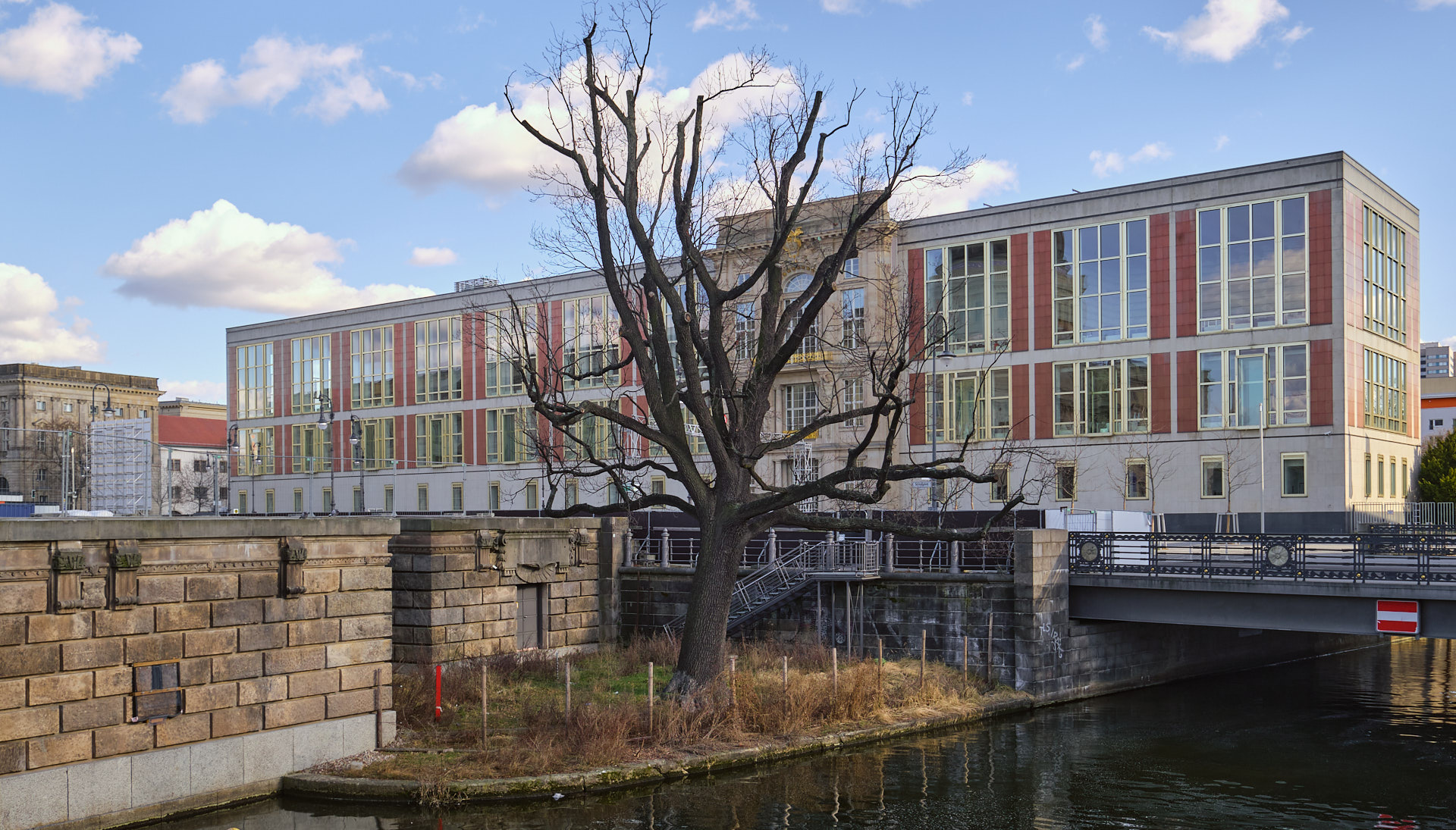Staatsratsgebäude mit kahlem Baum
