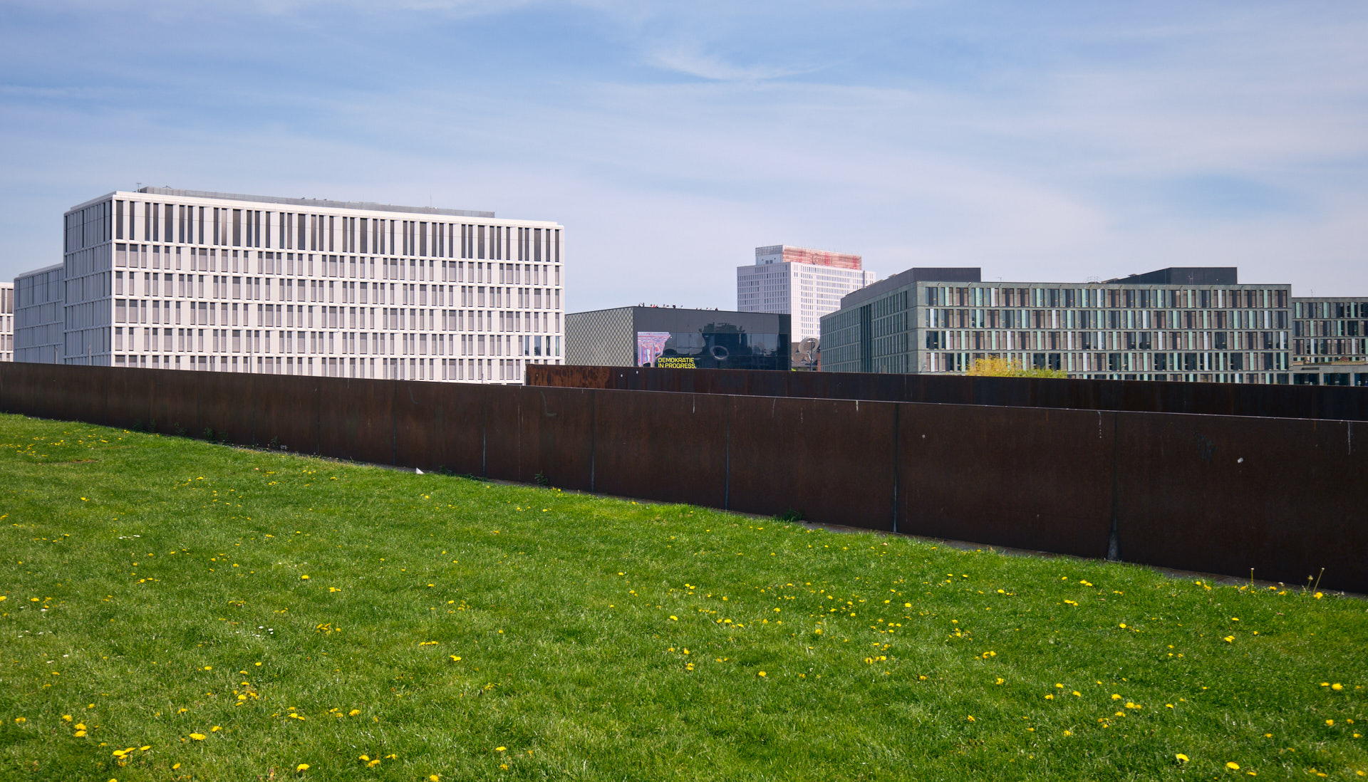 Blick vom Spreebogenpark zum Kapelle-Ufer mit Futurium